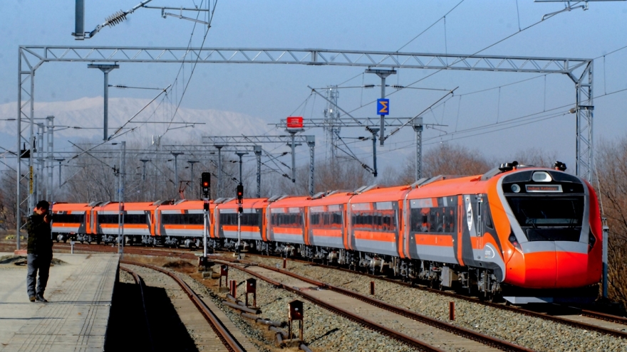 Ấn Độ lắp đặt thử nghiệm cây rút tiền ATM trên tàu hỏa