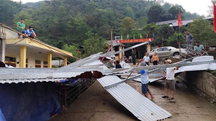 Lốc lớn làm tốc mái điểm trường có 50 cô trò đang dạy, học