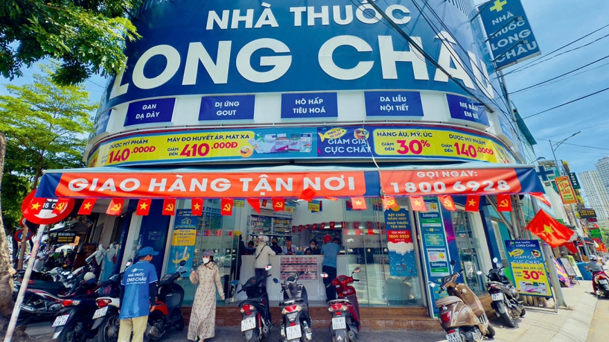 Long Châu phủ cờ Tổ quốc ở hơn 2025 nhà thuốc trên toàn quốc nhân dịp 30/4 – 1/5