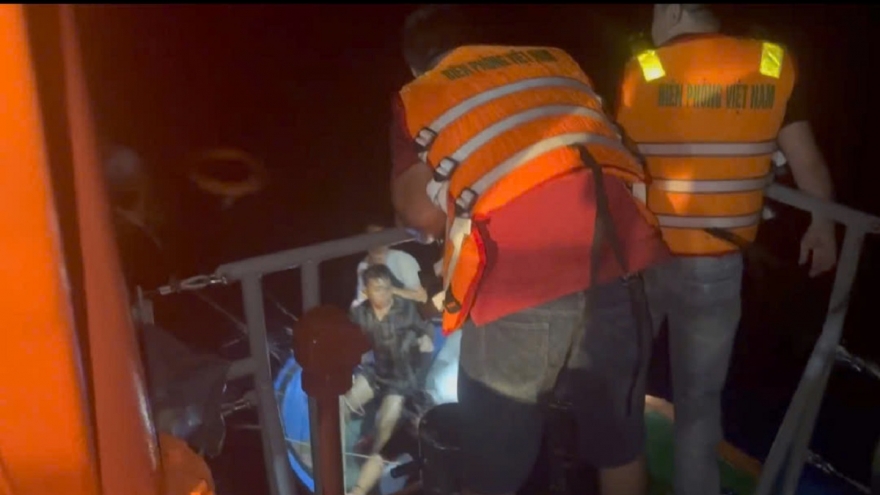 Khen thưởng tổ chức, cá nhân cứu sống 22 ngư dân trên biển