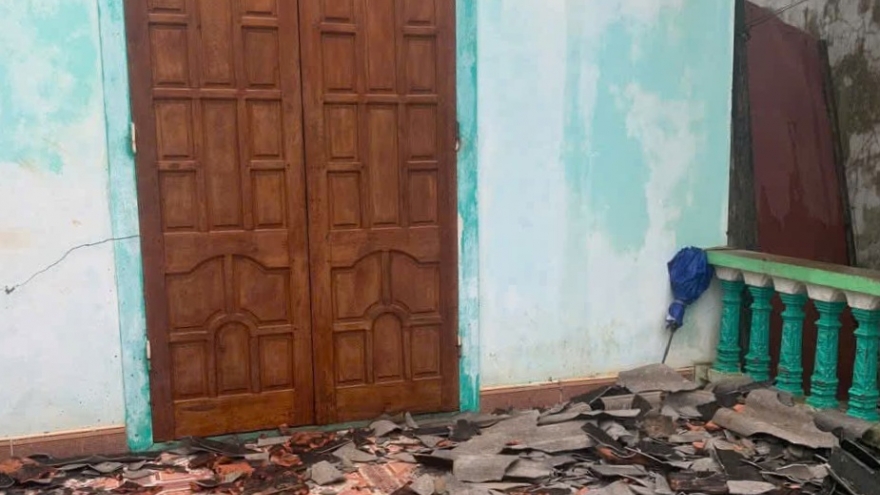 Mưa đá kèm lốc xoáy tại Quảng Bình làm tốc mái 12 nhà dân