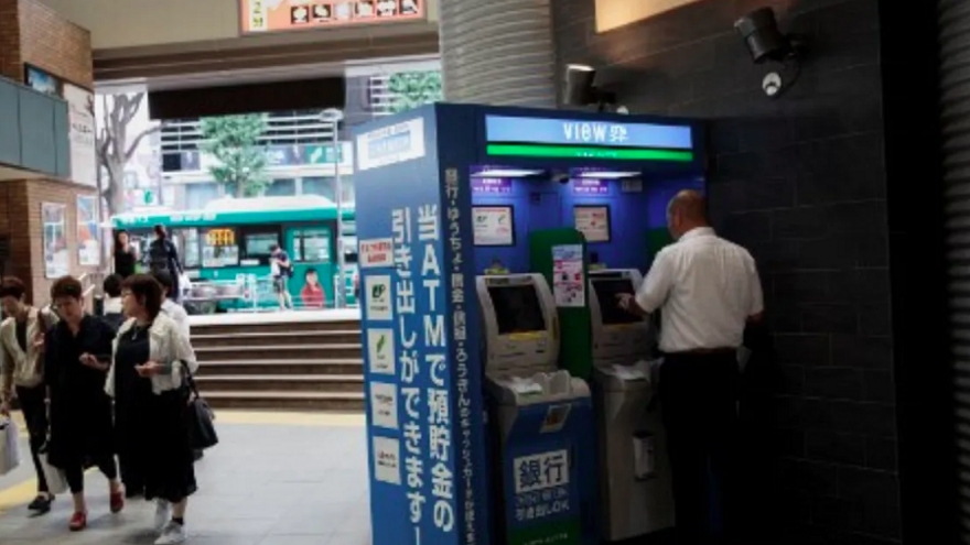 Nhật Bản hạn chế người già sử dụng máy ATM để ngăn chặn lừa đảo qua điện thoại