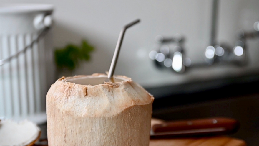 Người đàn ông tử vong do uống nước dừa, bác sĩ chỉ ra một sai lầm nghiêm trọng