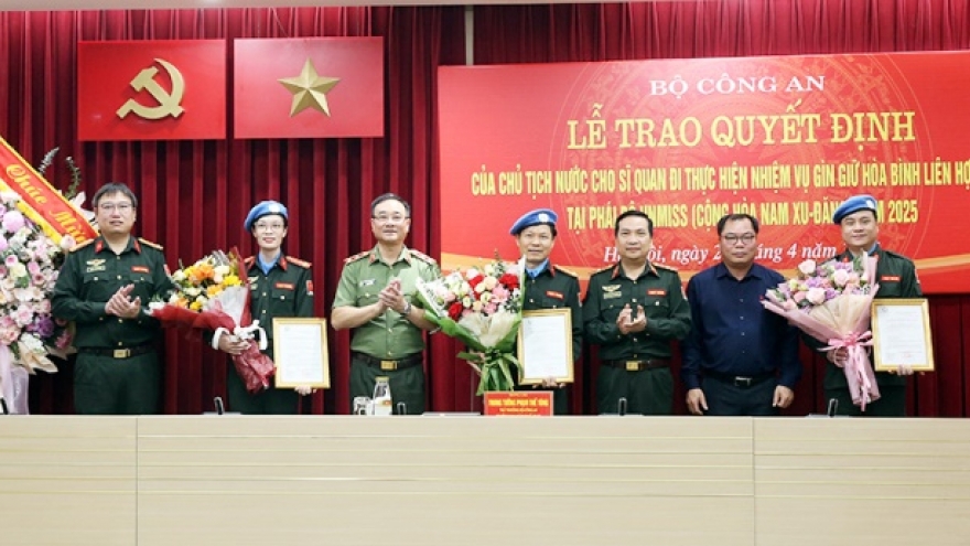 Bộ Công an trao Quyết định của Chủ tịch nước cho 3 sĩ quan làm nhiệm vụ quốc tế