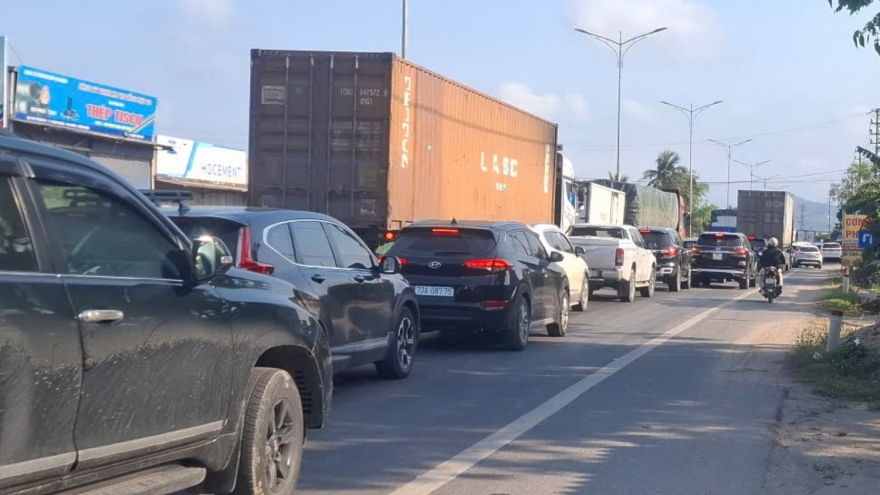 Ùn tắc trên Quốc lộ 1A qua cầu Gianh ở tỉnh Quảng Bình