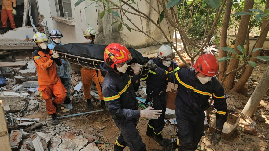 Đoàn cứu hộ của Bộ Công an đưa nạn nhân thứ hai ra khỏi đống đổ nát tại Myanmar