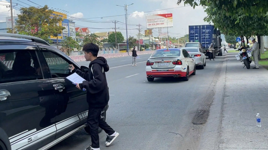 Dừng xe giữa quốc lộ khảo sát thực hiện dự án đường sắt, người dân phản ứng