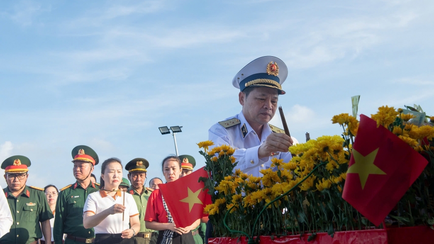 Xúc động và thiêng liêng lễ tưởng niệm anh hùng liệt sĩ Gạc Ma giữa trùng khơi