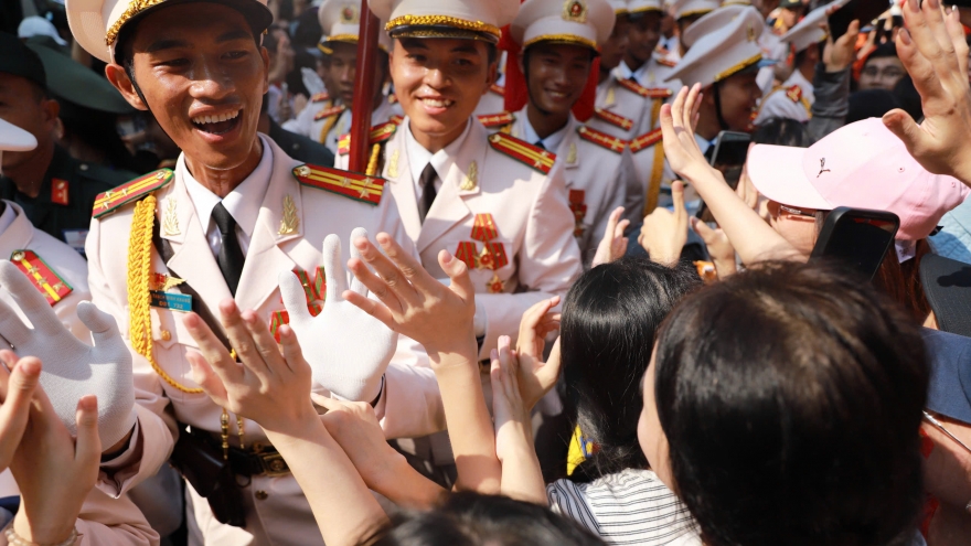 Các khối diễu binh công an được nhân dân chào đón nồng nhiệt