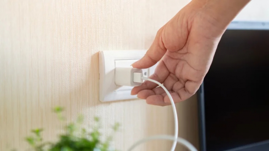 Cắm bộ sạc điện thoại cả ngày vào ổ điện tiêu hao bao nhiêu điện năng?