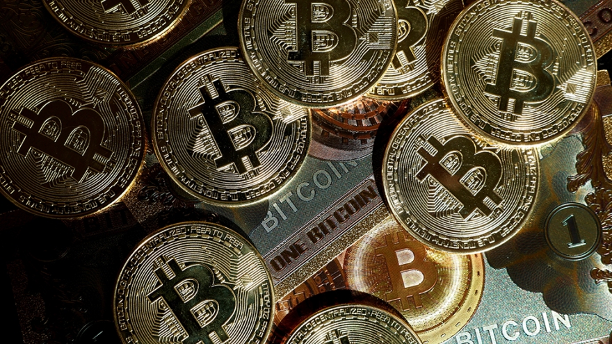 Đồng USD giảm mạnh do lo ngại về tài chính, tiền số Bitcoin tăng giá kỷ lục