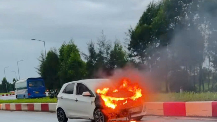 Ô tô bốc cháy dữ dội khi đang di chuyển, tài xế may mắn thoát nạn