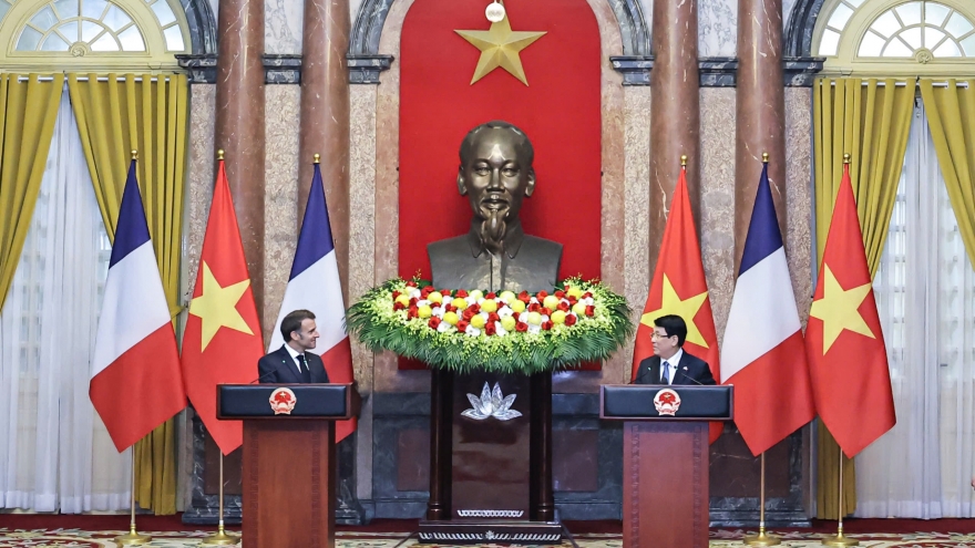 Chủ tịch nước Lương Cường và Tổng thống Pháp Emmanuel Macron gặp gỡ báo chí