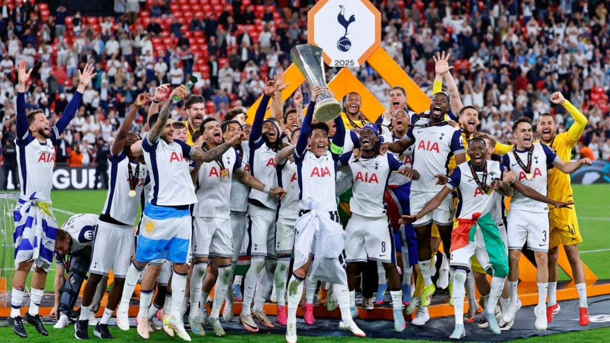 Dàn sao Tottenham ăn mừng chức vô địch Cúp C2 châu Âu 2024/2025
