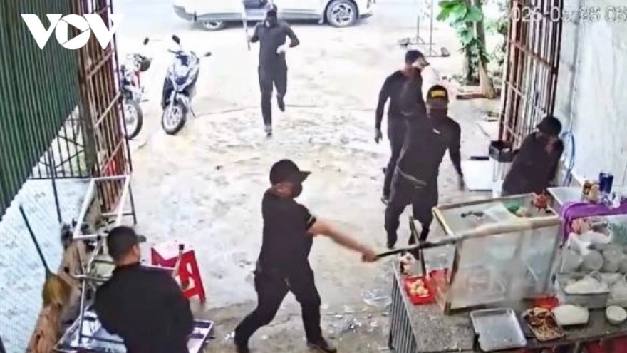 Nhóm đối tượng mặc đồ đen đập phá quán phở gây xôn xao dư luận