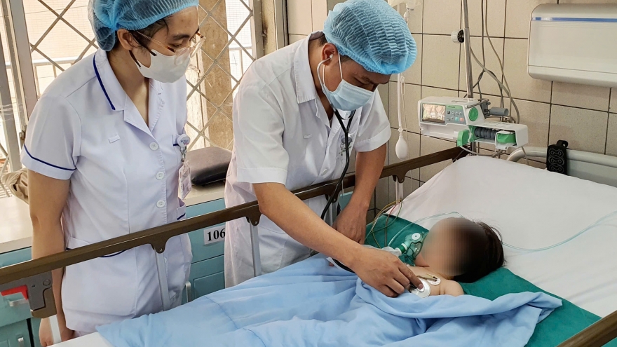 Bé gái 19 tháng tuổi ngã vào xô đựng nước thải điều hòa