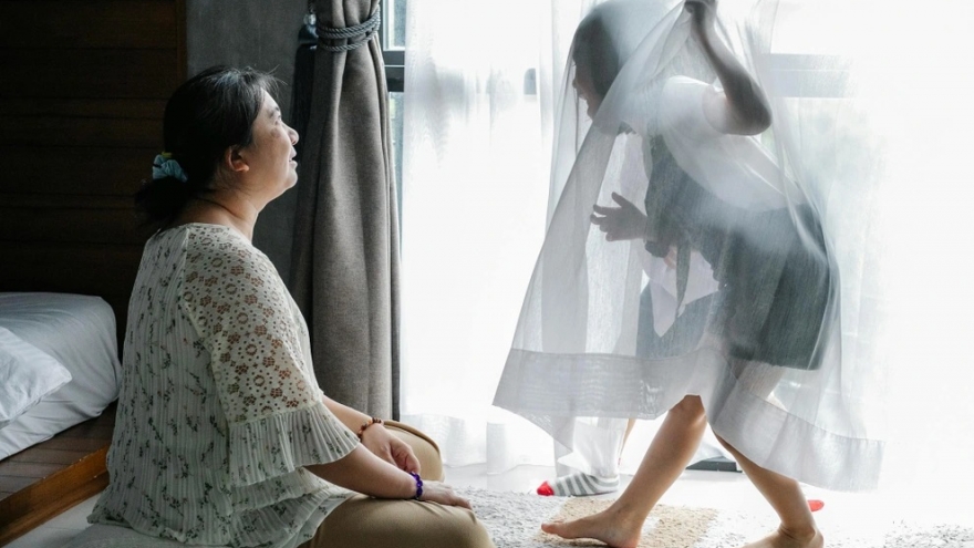 Vợ đi trông cháu, cả năm tôi mới được "gặp vợ" đôi ba lần