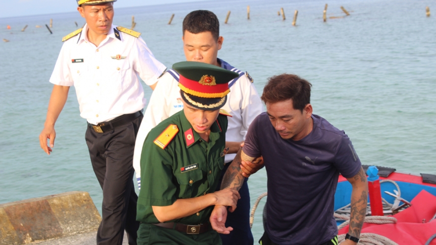 Bệnh xá đảo Song Tử Tây cấp cứu ngư dân giảm áp mức độ nặng