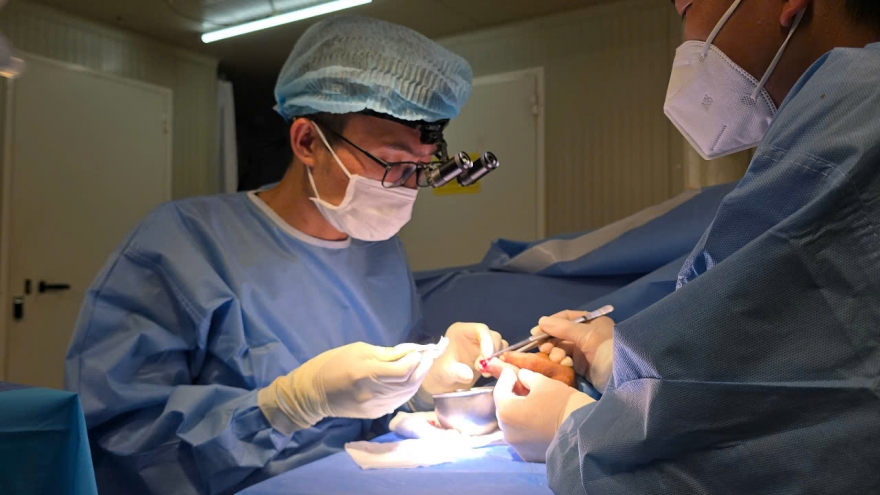 Bệnh viện dã chiến Việt Nam cấp cứu thành công ca tổn thương gần đứt ngón tay