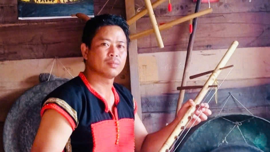 Chàng trai Êđê gieo mầm nhạc cụ truyền thống