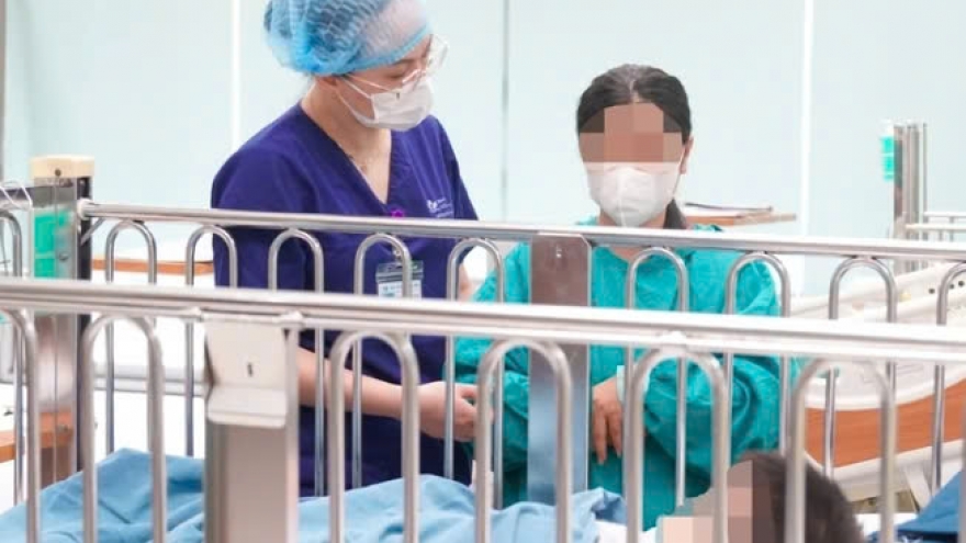 Cháu bé vụ "nộp đủ tiền mới cấp cứu" dự kiến xuất viện vào ngày mai (13/5)