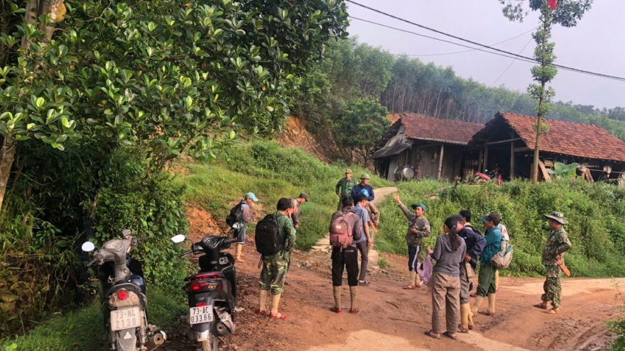 60 người vào rừng tìm người đàn ông mất tích khi đi lấy mật