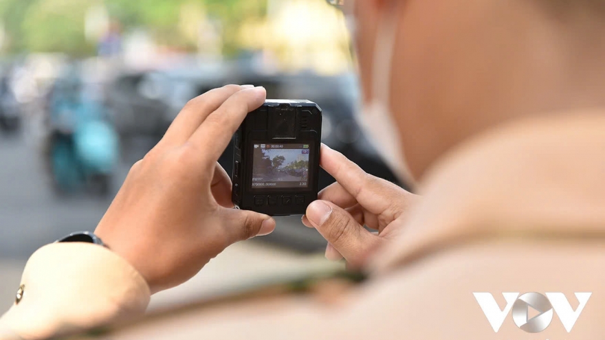 CSGT Hà Nội lập chốt, xử lý "xe máy leo vỉa hè”