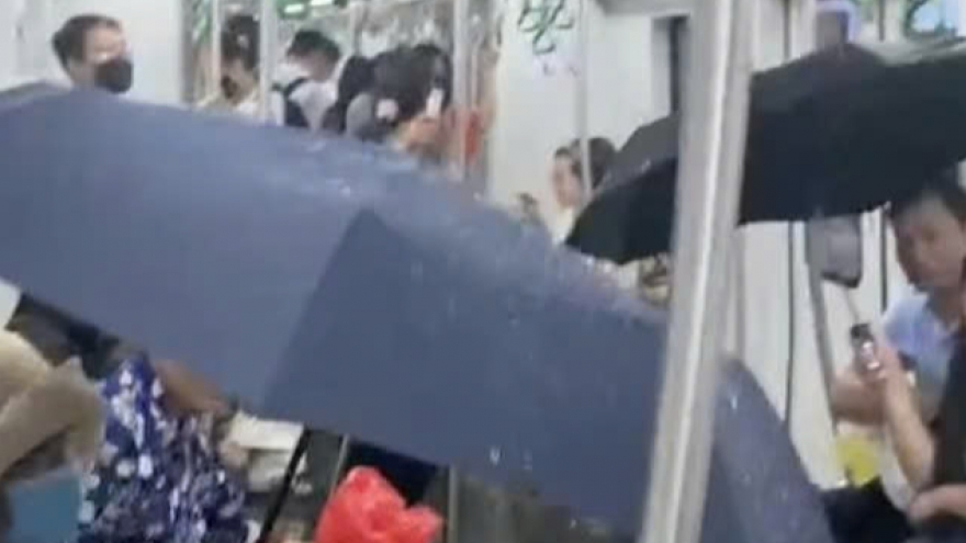 Hành khách phải che ô trên tàu điện Cát Linh - Hà Đông, nước ở đâu ra?