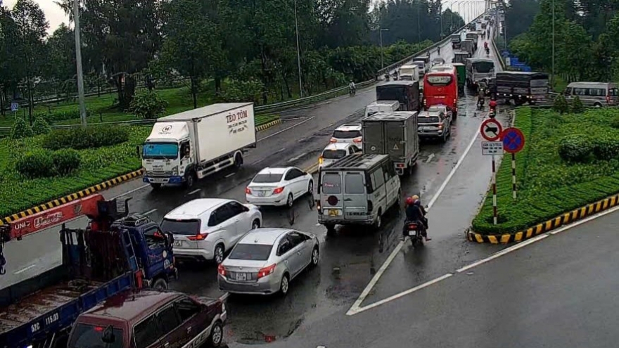 Cầu Rạch Miễu và bến phà tạm đều kẹt xe nghiêm trọng