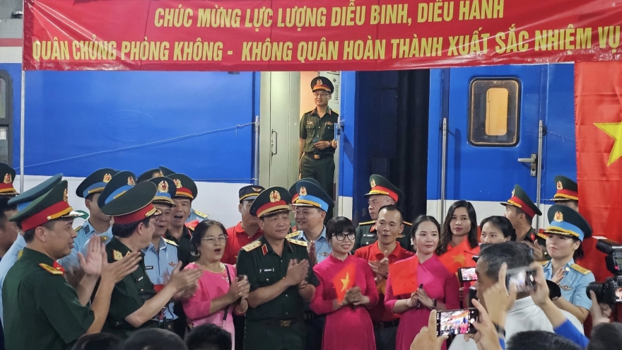 Đông đảo người dân tới ga Biên Hòa chia tay các đơn vị tham gia diễu binh