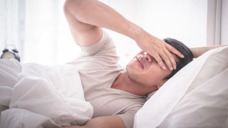 Ngủ phòng kín, bật điều hòa có khiến cơ thể mệt mỏi, rụng tóc?