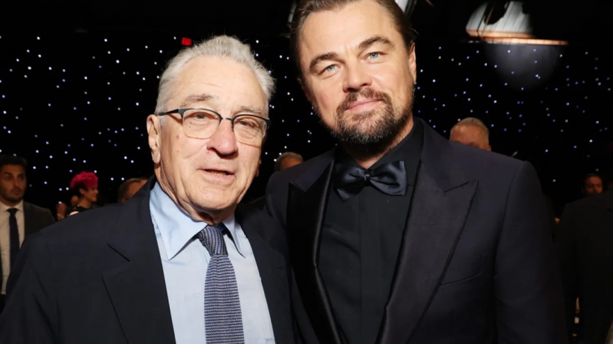 Robert De Niro nhận giải thành tựu từ bạn diễn Leonardo DiCaprio tại Cannes