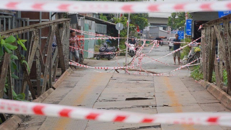 Sập cầu “cao tuổi” trên con đường “đau khổ” tại Cần Thơ