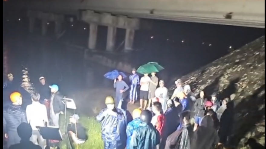 Người mẹ ôm con nhỏ nhảy sông tự vẫn, bỏ lại con gái lớn trên cầu