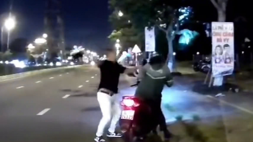 Tài xế xe công nghệ bị khách hành hung giữa đường