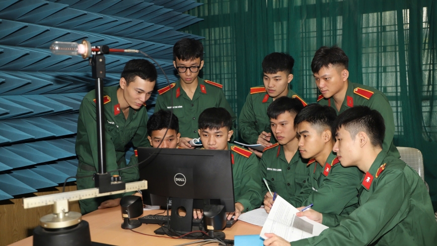 Phát huy vai trò của đảng viên trẻ trong bảo vệ nền tảng tư tưởng của Đảng trên MXH