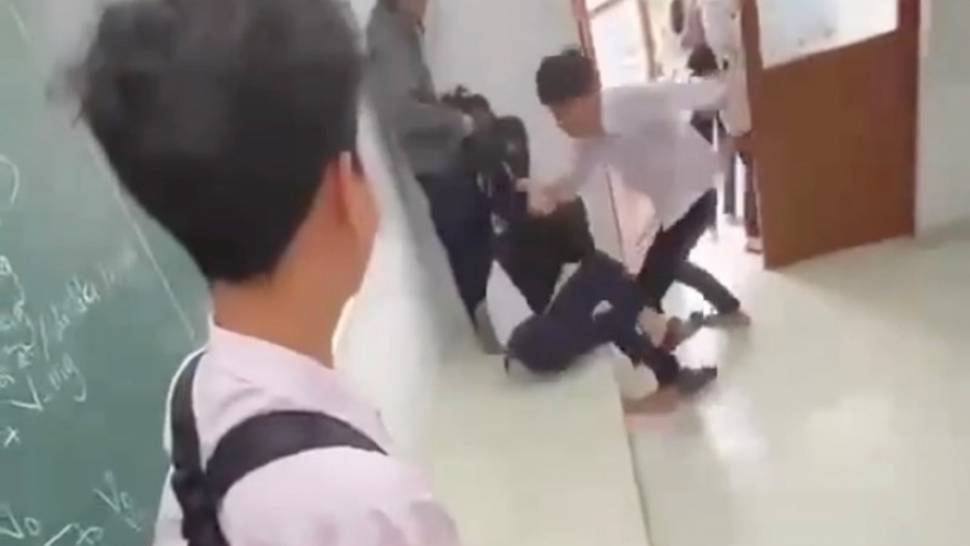 Nam sinh bị bạn học hành hung gãy 3 xương sườn, quay clip khoe "chiến tích"