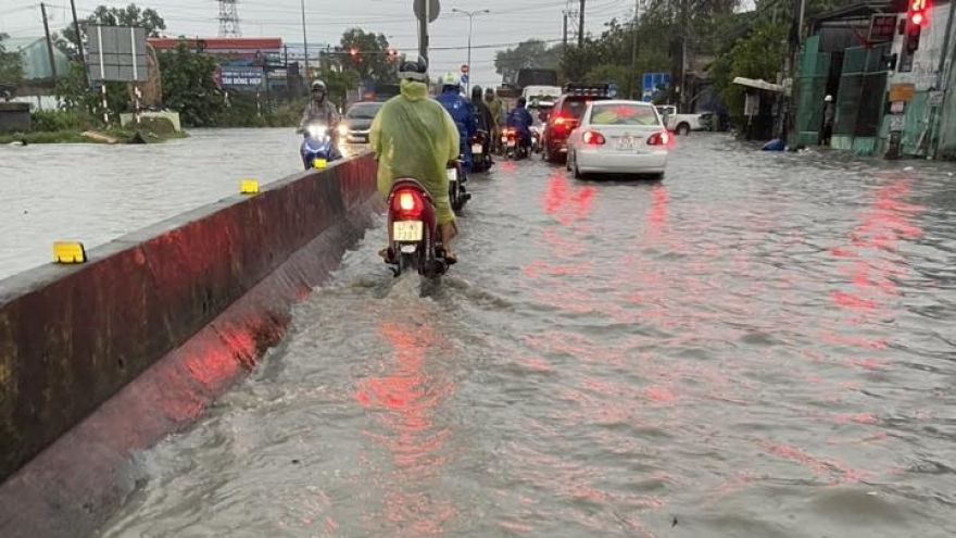Mưa lớn gây ngập nặng, người dân Đồng Nai đi lại khó khăn