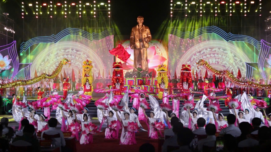 Khai mạc lễ hội làng Sen và khánh thành tượng “Bác Hồ về thăm quê”