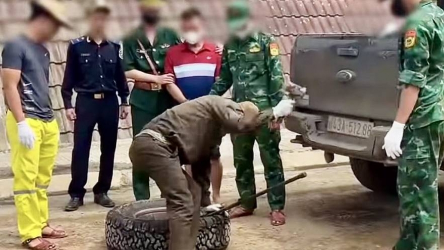 Bắt đối tượng giấu 38 bánh heroin trong lốp ô tô dự phòng