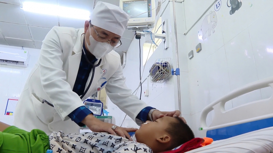 Cứu sống 4 trẻ ngộ độc nặng vì ăn nhầm mì tôm có thuốc diệt chuột