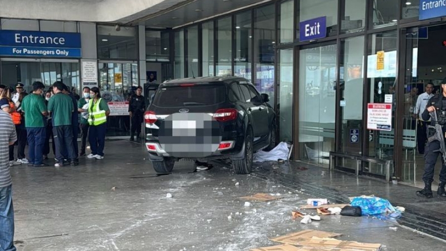 Ô tô lao vào lối đi của nhà ga sân bay ở Philippines làm 2 người thiệt mạng