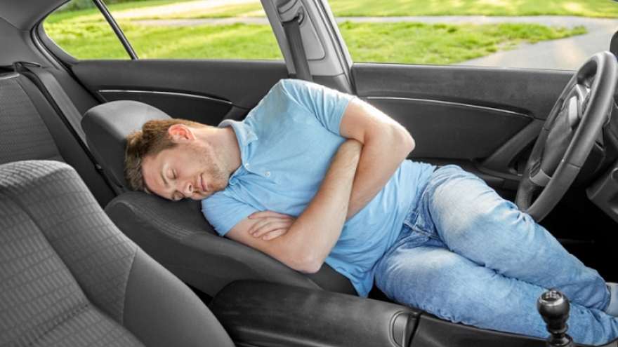 Bật điều hòa nằm ngủ trong xe ô tô - Hành động nguy hiểm chết người