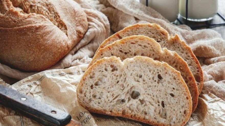 Căn bệnh lạ khiến người đàn ông chỉ có thể ăn bánh mì, kẹo dẻo để sống