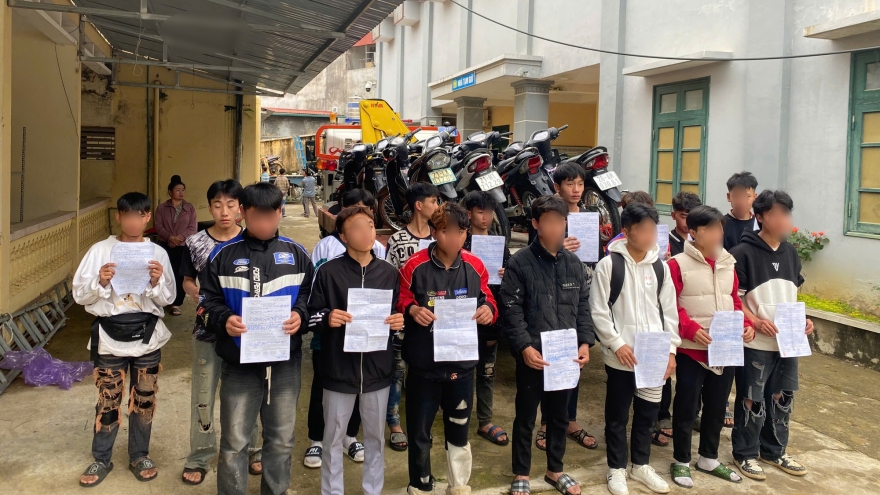Yên Bái ngăn chặn 32 thanh niên tụ tập trên đỉnh đèo thi xe độ