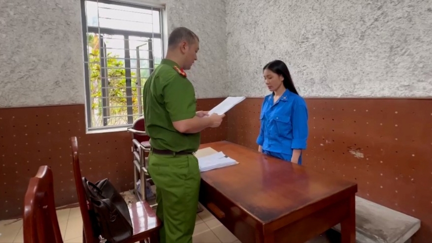 "Nữ quái" buộc 4kg vàng ngang bụng để vận chuyển trái phép qua biên giới