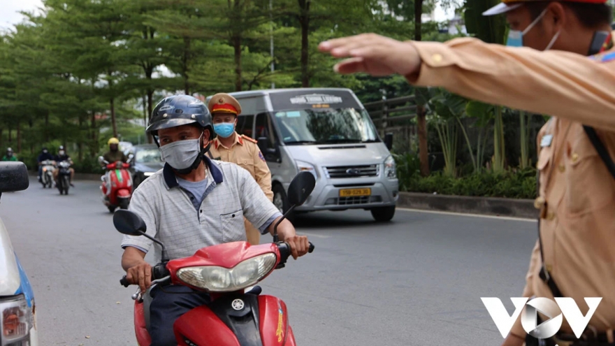 Xe máy quay đầu xe trên cầu có bị trừ điểm bằng lái?