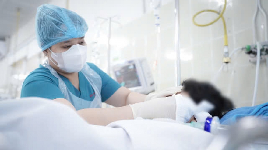 Bé trai bị cây rơi trúng đầu vẫn hôn mê sâu, chưa có tiến triển