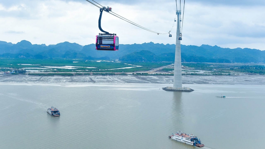 Du khách háo hức trải nghiệm xe điện, tàu cao tốc tới Cát Bà