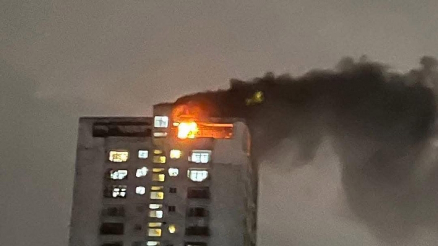 Cháy ngùn ngụt trên tầng 27 chung cư ở Xuân Đỉnh, Hà Nội